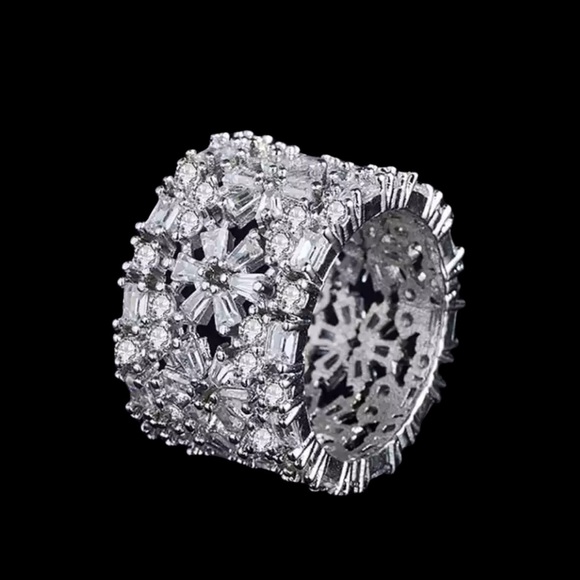 🎁 Swarovski Crystals The Hylmah Flower Ring - Picture 6 of 6
